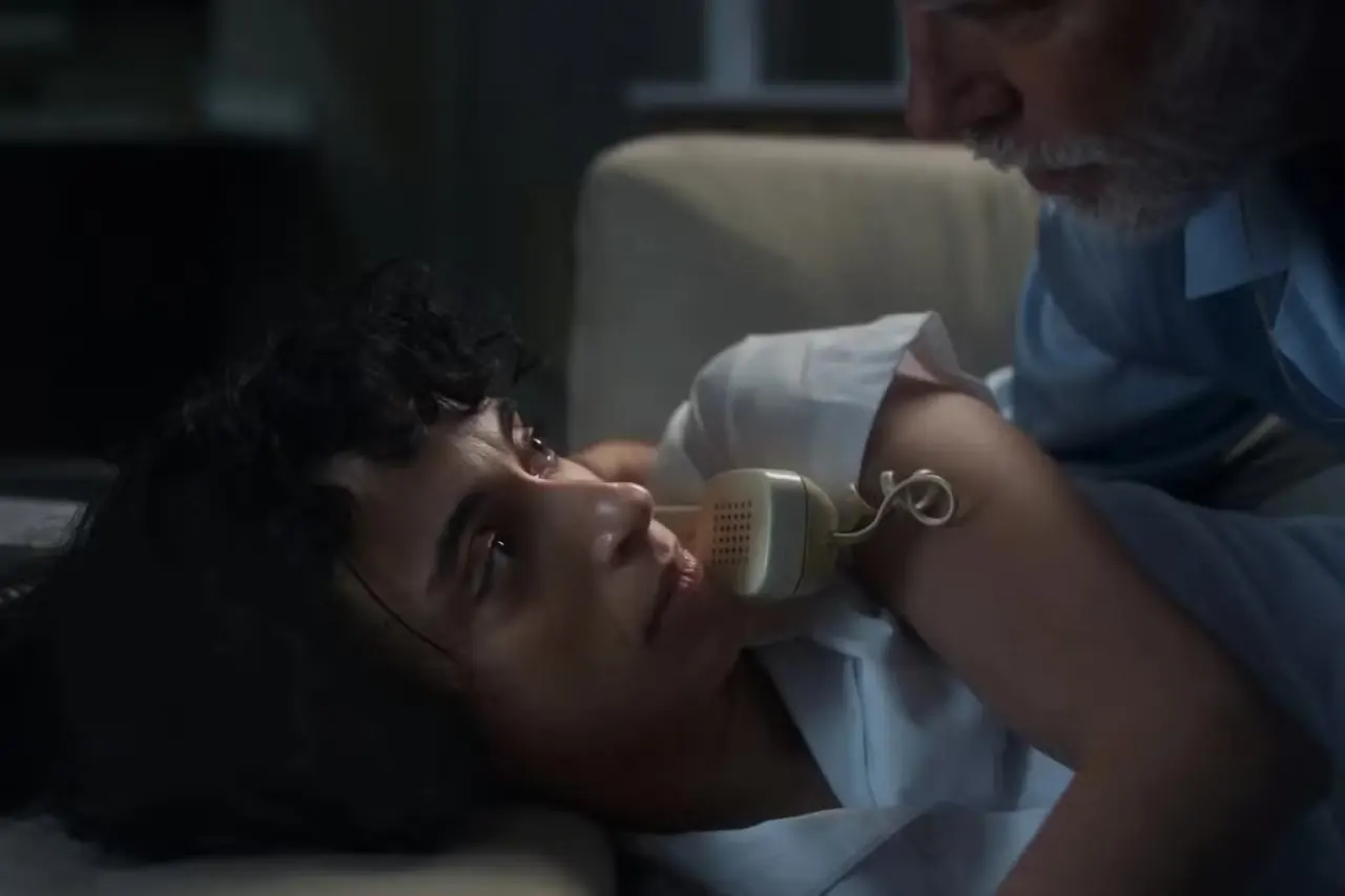 A woman talking into the phone in Night Nurse